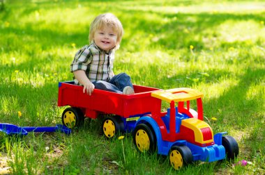 küçük çocuk, oyuncak kamyonunu