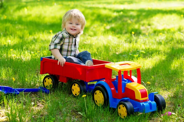 Menino em seu caminhão de brinquedo — Fotografia de Stock