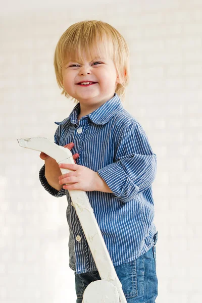 Lachender kleiner Junge an der Spitze einer Leiter — Stockfoto