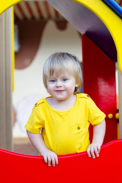 Miúdo alegre no parque infantil — Fotografia de Stock