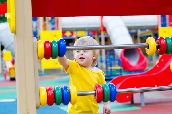 Kid en kleurrijke counting frame — Stockfoto