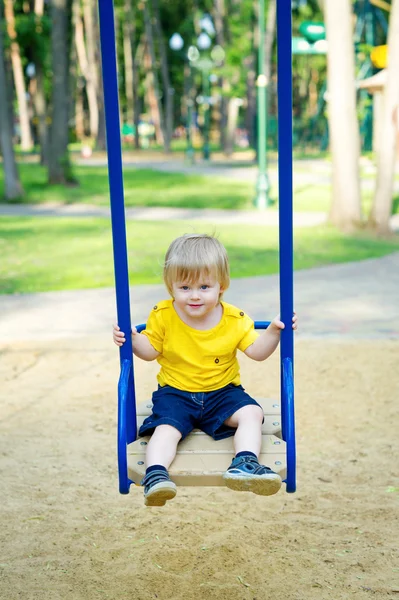 Carino ragazzo su il swing — Foto Stock