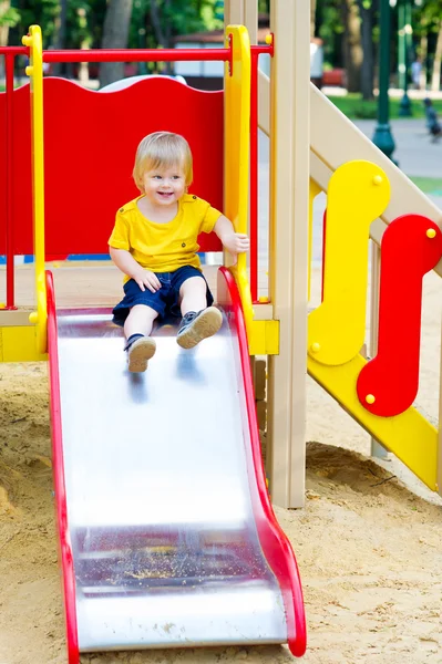 Schattige jongen op de dia. — Stockfoto