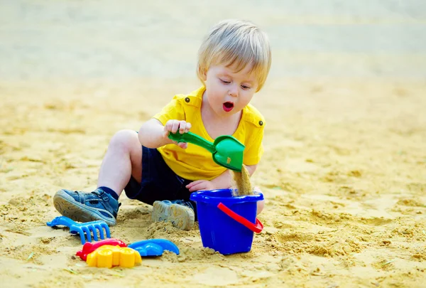 Schattige jongen in de zandbak — Stockfoto