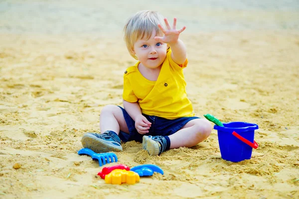 Joli gosse dans le bac à sable — Photo