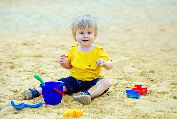 Copil drăguț în groapa de nisip — Fotografie, imagine de stoc