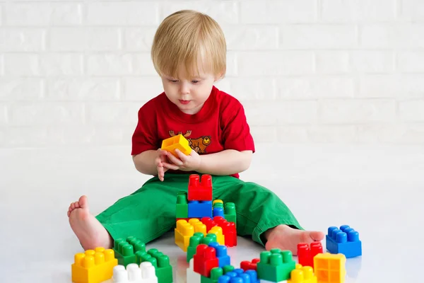 小さな男の子おもちゃのブロック — ストック写真