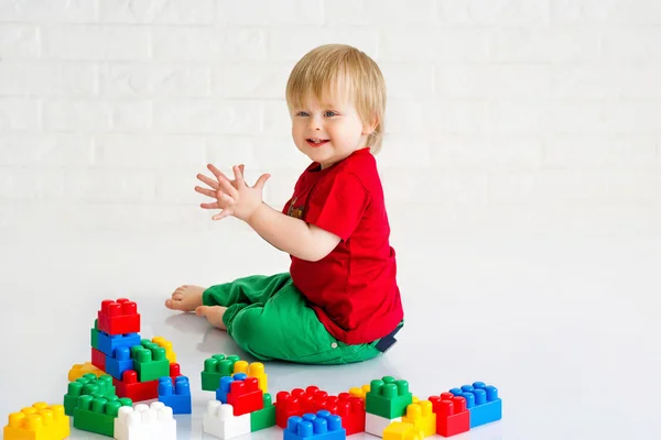 小さな男の子おもちゃのブロック — ストック写真