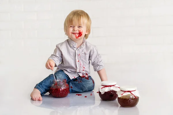 Junge isst Erdbeermarmelade — Stockfoto