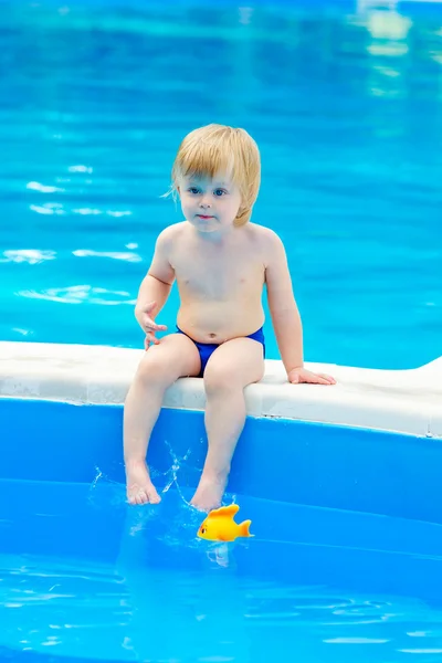 Kid by the swimming pool — Stock Photo, Image