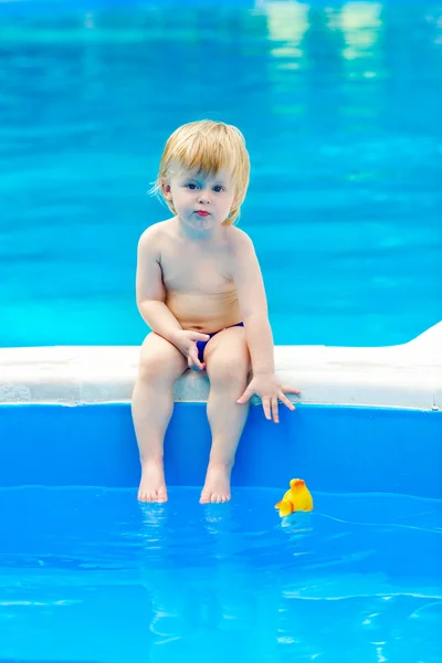 Little boy by the swimming pool — Stock Photo, Image