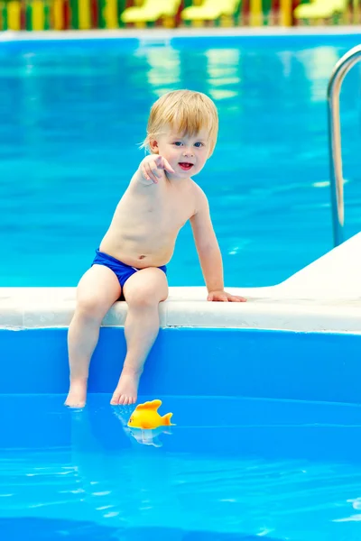 Kid by the swimming pool — Stock Photo, Image