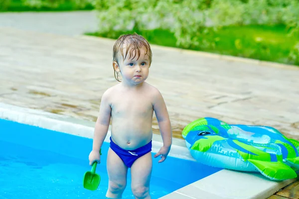Kind spelen in het zwembad — Stockfoto