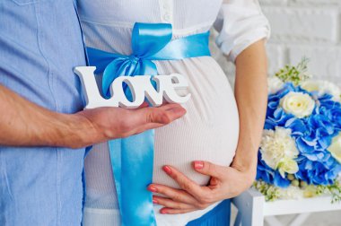 yakın çekim hamile kadının göbek