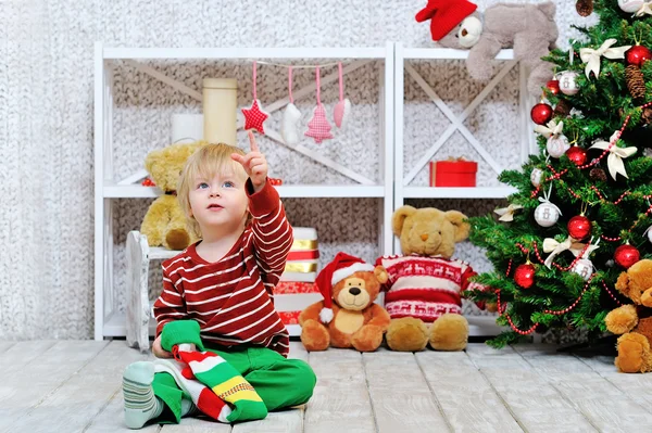 Schattig en gelukkig weinig jongen en christmas stocking — Stockfoto