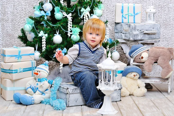 Criança feliz junto à árvore de Natal — Fotografia de Stock