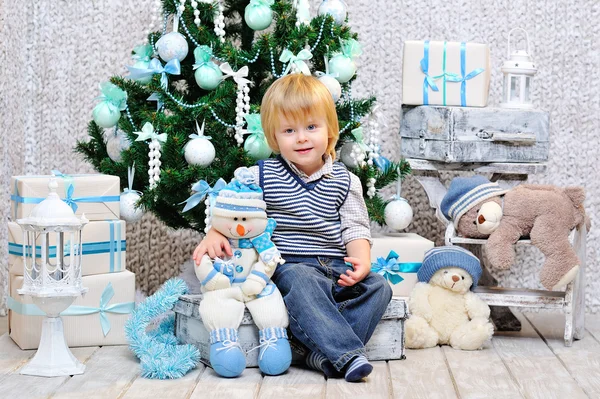 Criança feliz junto à árvore de Natal — Fotografia de Stock