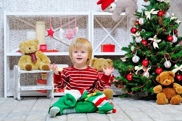 Petit garçon mignon et heureux et bas de Noël Photo De Stock