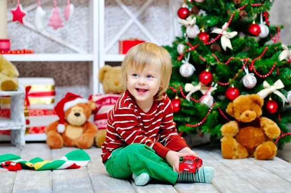 Niño feliz y el estado de ánimo de Navidad —  Fotos de Stock