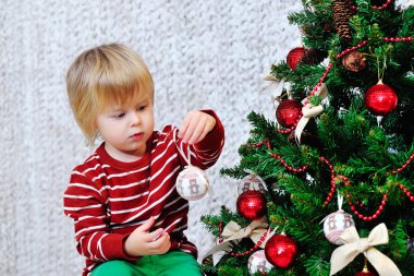 küçük çocuk ve Noel ağacı