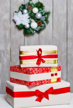 sarılmış hediye kutuları ve Noel çelenk