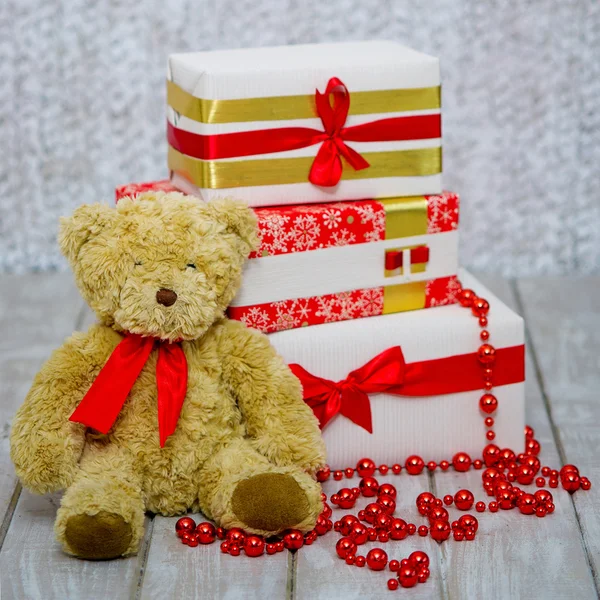Geschenkboxen und Teddybär — Stockfoto