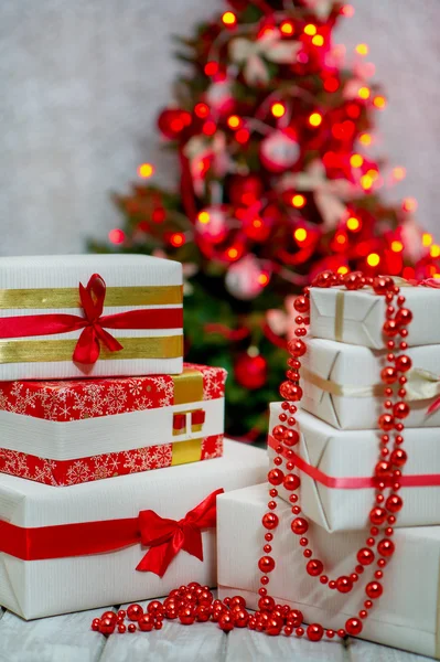 Geschenkdozen door de kerstboom — Stockfoto