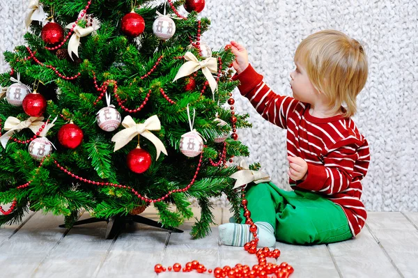 Toddler decorating Christmas tree — Stock Photo, Image