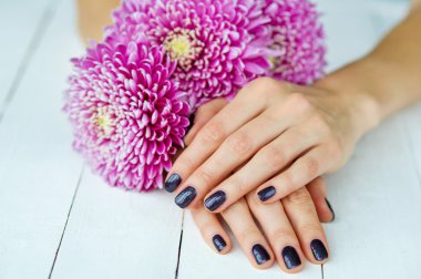 el ile manikür ve pembe çiçek