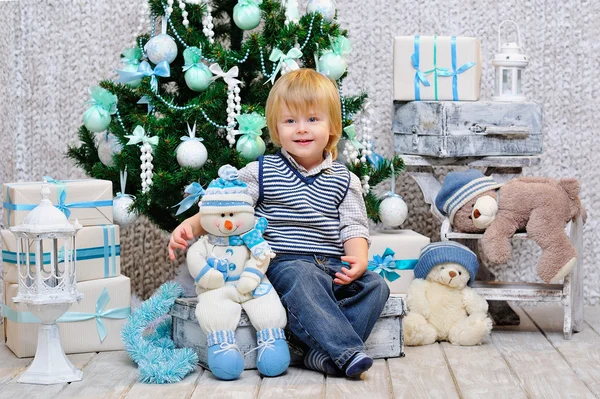 Feliz niño wuth juguetes por el árbol de Navidad —  Fotos de Stock