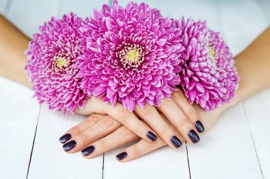 el ile manikür ve pembe çiçek