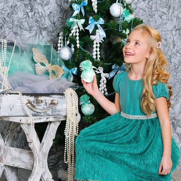 Belle fille blonde et arbre de Noël — Photo