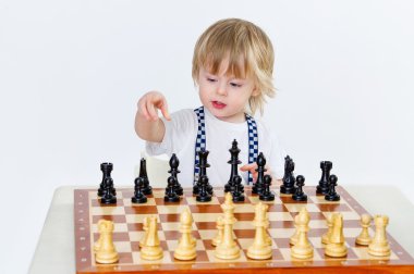 Satranç oynayan sevimli küçük çocuk.