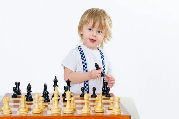 Porträt eines fröhlichen Kindes beim Schachspielen — Stockfoto