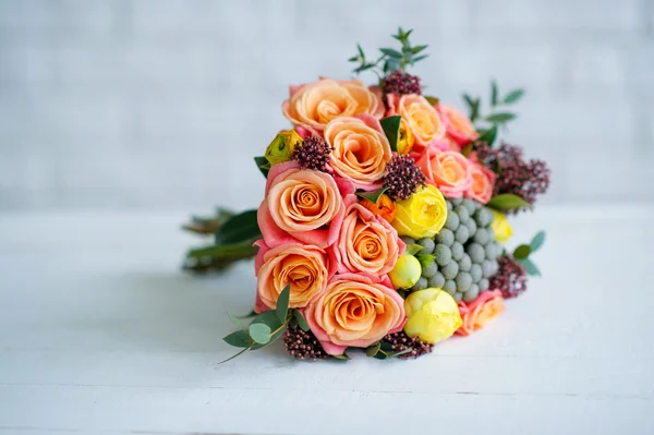 Flower bouquet with orange roses and yellow ranunculus — Stock Photo, Image