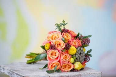 güzel turuncu gül ve sarı Düğünçiçeği düğün buketi