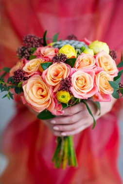 çiçek buketi tutan kadının elleri