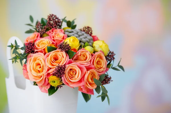 Beautiful flower bouquet with orange roses and yellow ranunculus — Stock Photo, Image