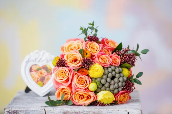 Natura morta con bouquet di fiori di nozze — Foto Stock