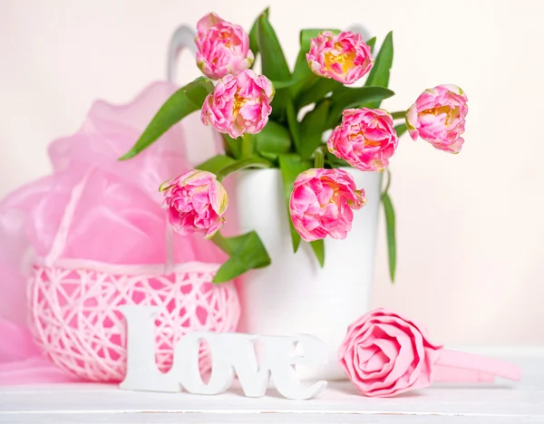 Stilleven met roze tulpen — Stockfoto