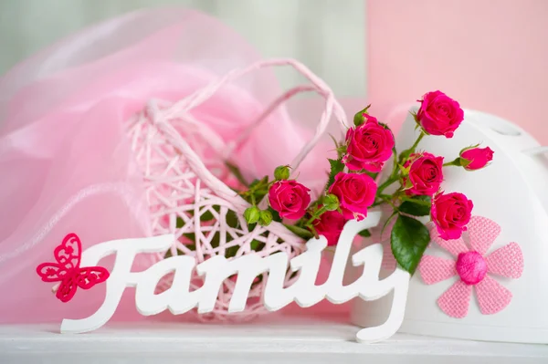 Розовые цветы и семейный знак — стоковое фото