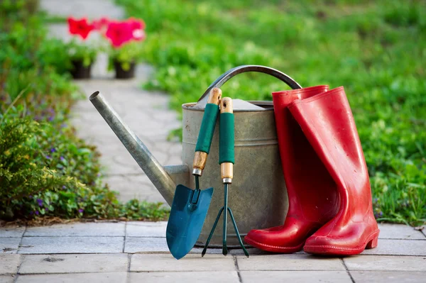 Regen laarzen en tuin gebruiksvoorwerpen — Stockfoto