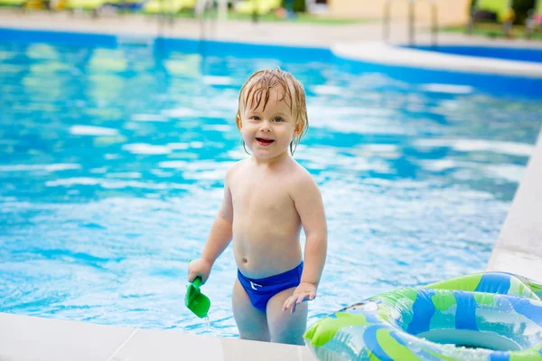 Schattig peuter in het zwembad — Stockfoto