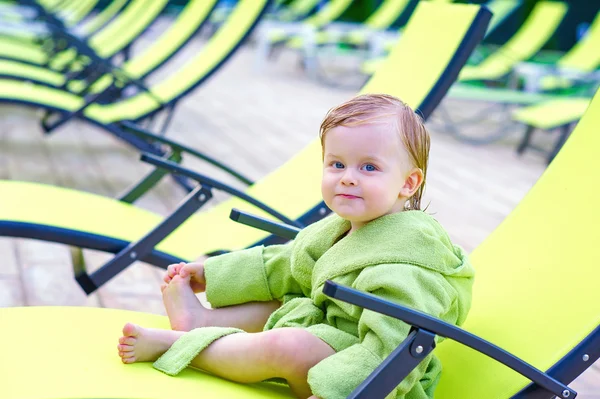 Retrato de uma criança na cadeira de estar — Fotografia de Stock