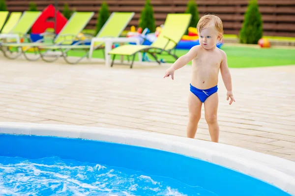 Schattige jongen bij het zwembad — Stockfoto