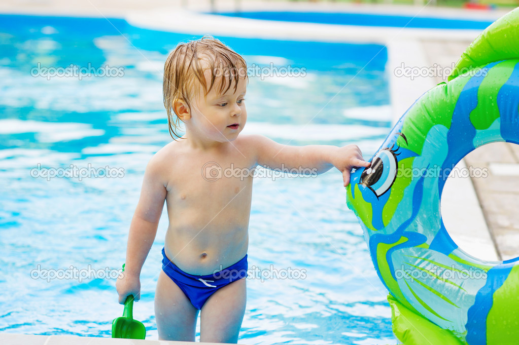 Adorable Bambin Dans La Piscine Image Libre De Droit Par Zoiakostina C Adorable Bambin Dans La Piscine Image Libre De Droit Par Zoiakostina C