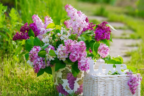 ライラック色の花の束のある静物 — ストック写真