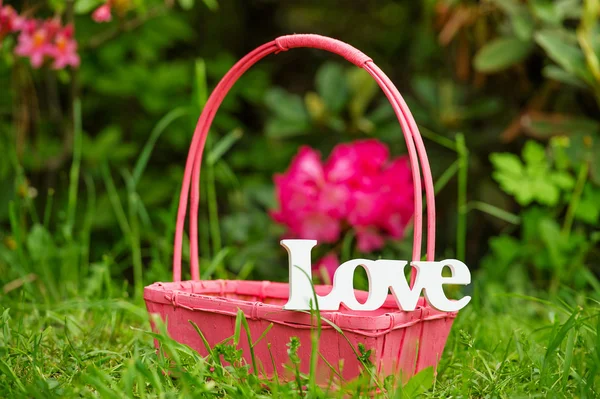 Amore decorazione parola in giardino — Foto Stock