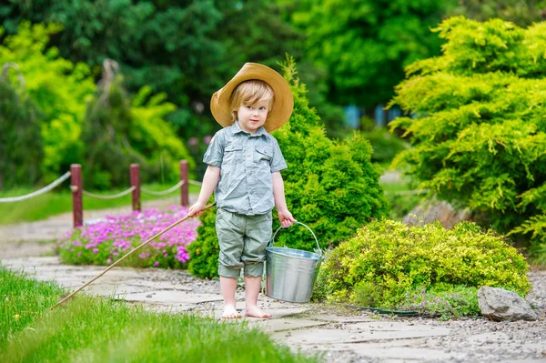 Copil drăguț pe drumul său de pescuit — Fotografie, imagine de stoc