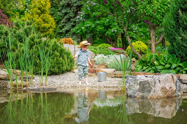 Kid fishing in the pond — Stock Photo, Image